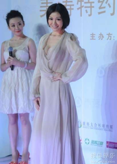 [1]巩新亮现身星光大典 低胸深V礼服上演致命诱