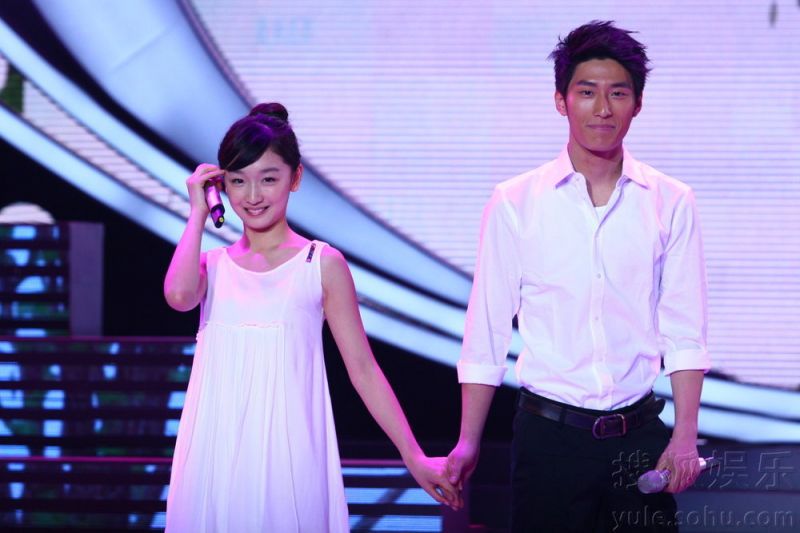 【1】“山楂树情侣”周冬雨窦骁深情献唱 默契十足(图)-八卦田-杭州19楼