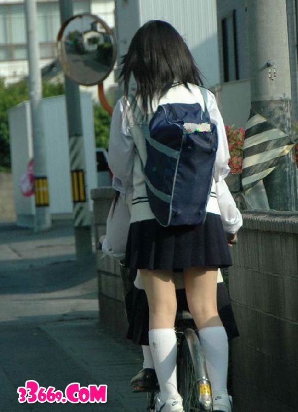 日本校服短裙怎能不给力 卡哇伊装嫩比中国人