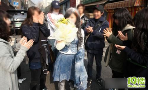 韓國高中生瘋狂畢業(yè)慶祝：撒面粉撕校服