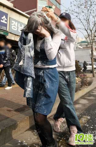 韓國高中生瘋狂畢業(yè)慶祝：撒面粉撕校服