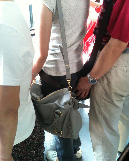 在公交車上拍到的一組色狼照�。。�