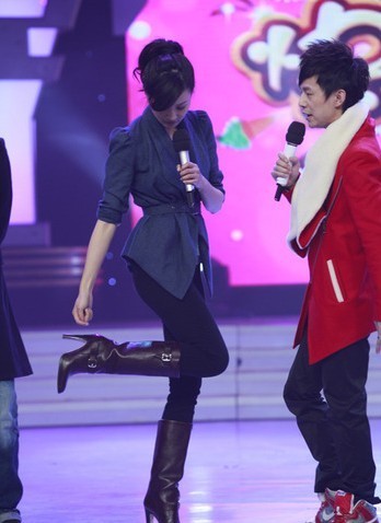 何炅被戳身高痛楚 《快乐大本营》上脱鞋脱袜