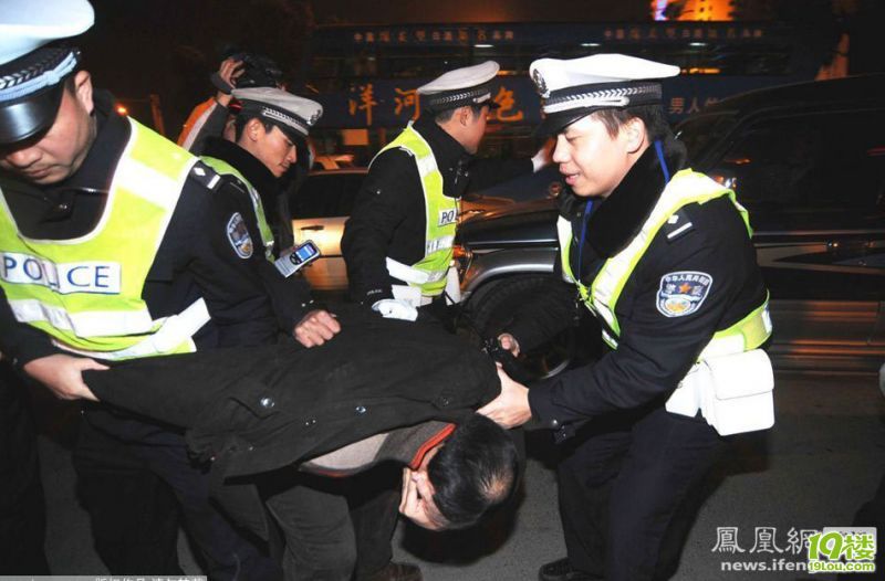 交警深夜查车 司机躲草丛模仿鸵鸟[高清大图