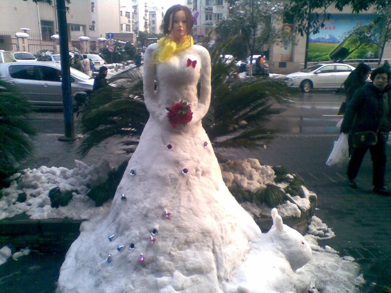 大雪天，路邊突見的大美女