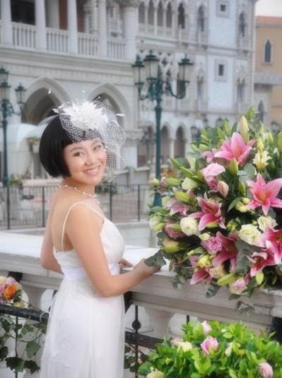 闫妮嫩粉比基尼秀身材 泳池上演英雄救美-八卦