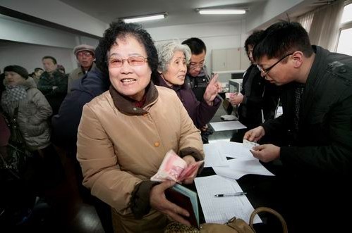 丹东紫薇地产困难退休科技工作业主们迎大年领