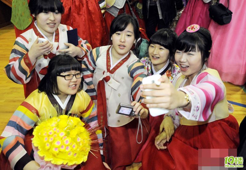韩国女学生毕业礼集体着韩服举行成人仪式-留