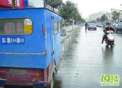 司机原地旋转720度拉客 残疾车挂漂移牌照(图