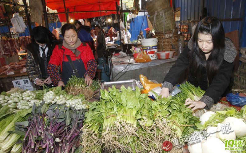 15岁双胞胎<em>姐妹花</em>为生计辍学拍戏专演路人甲