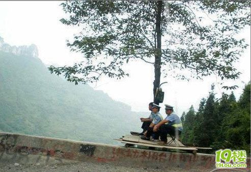 最牛交警悬崖上执勤18年 省委书记登坡慰问