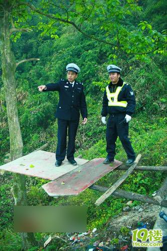 最牛交警悬崖上执勤18年 省委书记登坡慰问