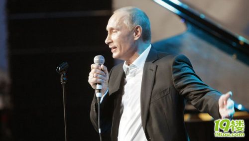 普京弹钢琴唱英文歌义演 为癌症患者捐款(组图
