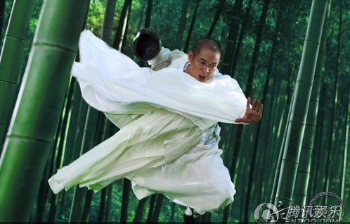 《白蛇传说》李连杰法海造型曝光 执禅杖显身