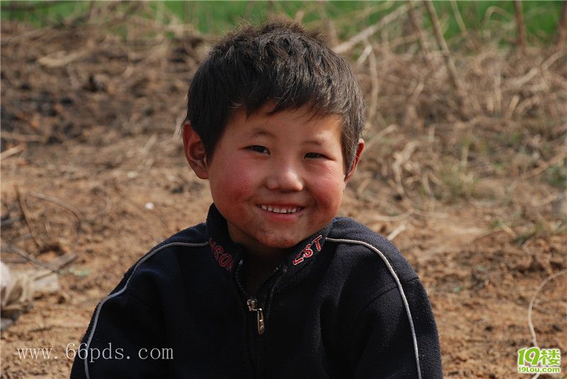 6岁男孩靠砸铁丝卖钱生活 腿生毒疮无钱看病(