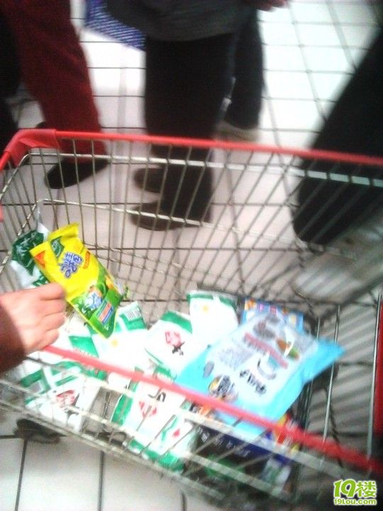 【十五图】实拍世纪联华运河广场店抢购盐!盐