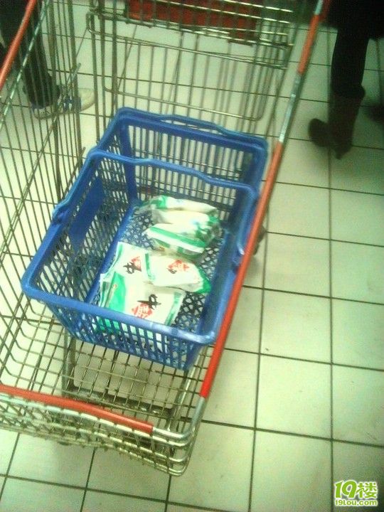 【十五图】实拍世纪联华运河广场店抢购盐!盐