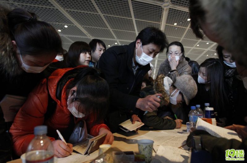 中国大使馆在机场设工作台帮助中国公民(高清