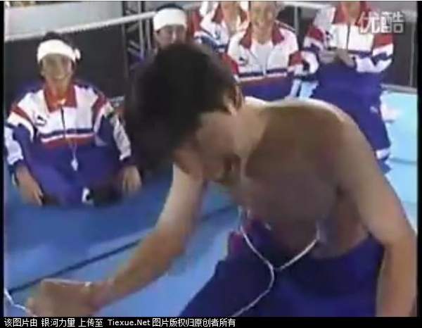 日本又一變態(tài)運動“乳頭角力”