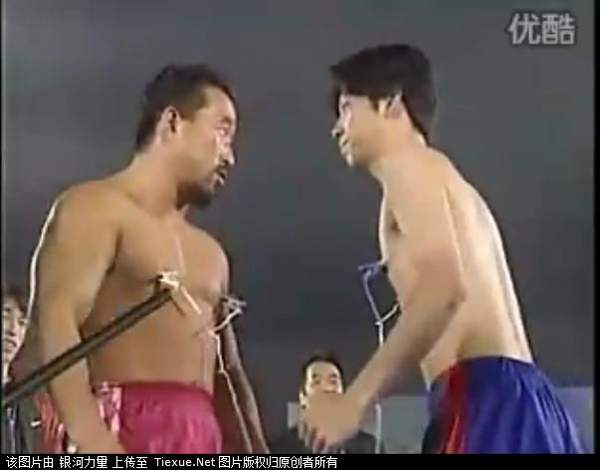 日本又一變態(tài)運動“乳頭角力”
