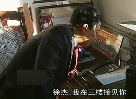 副縣長(zhǎng)面對(duì)鏡頭爆粗口摔門(mén)(圖+視頻)