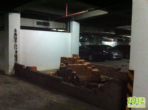 雷--有人私自在小区车库公共空地上造车库!-草