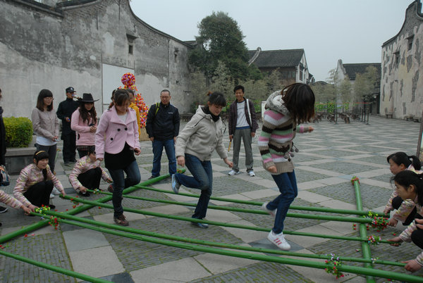 跳竹竿走迷宫尝美食 春游11届乌镇香市正当时