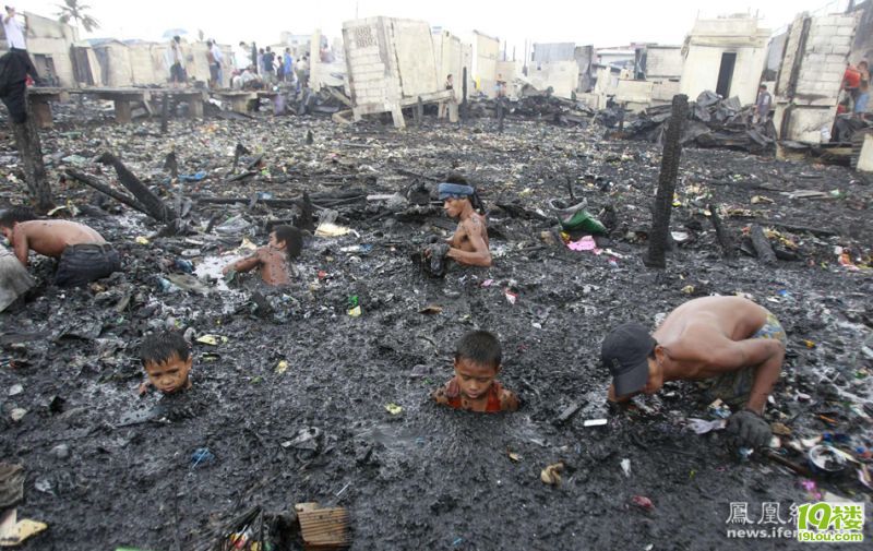 菲律宾首都火灾烧毁500民居 遍地废墟[高清大