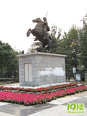 天津英雄纪念碑成大小便场所 负责人称不知情