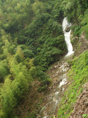 杭州哪里可以适合团队开会和吃饭的场所,急~-