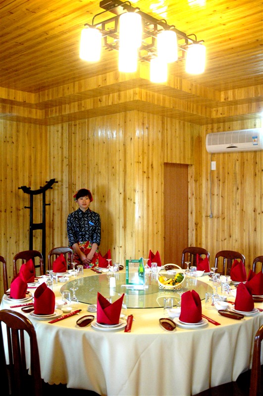 杭州哪里可以适合团队开会和吃饭的场所,急~-