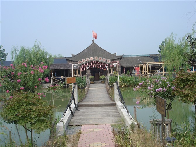 杭州哪里可以适合团队开会和吃饭的场所,急~-