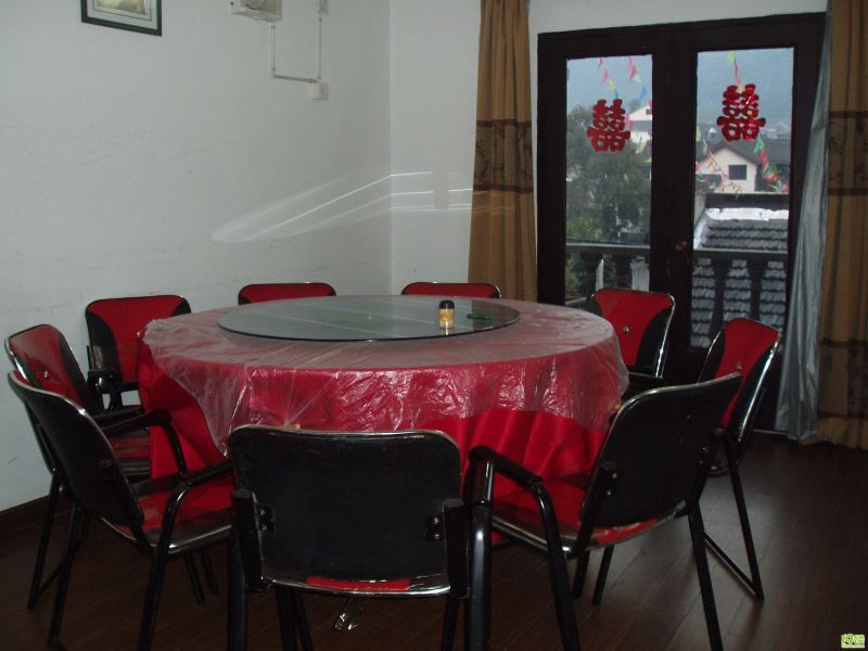 杭州哪里可以适合团队开会和吃饭的场所,急~-