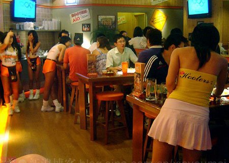 某餐廳里竟有如此開(kāi)放的女服務(wù)員(圖)