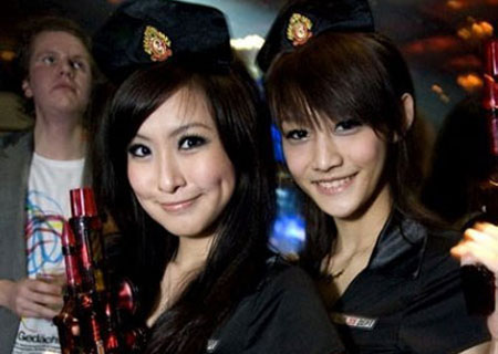 曝艺校老师教女学生用乳房做洗面奶-大学生