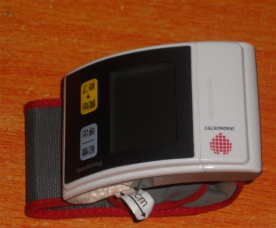 求助,我叔叔从日本买的一个腕表式的测血压计