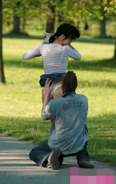 【天天转帖】扒衣党现身 遭殃美女.-情感沙龙-