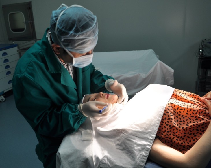 小范冰冰刘朵朵手术室整容照片曝光(组图)-八