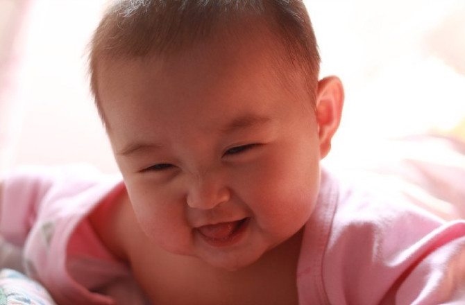 四个月的我是个三眼皮MM哦。