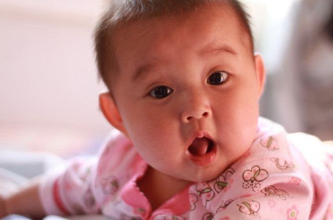 四个月的我是个三眼皮MM哦。