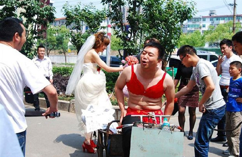 新郎大街上<em>穿胸罩</em>涂花脸迎娶新<em>媳妇</em>-结婚大本