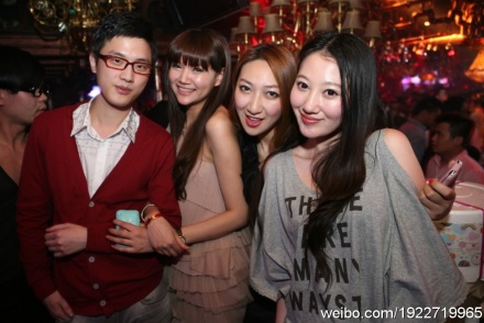 发一些酒吧美女照片