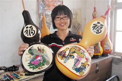 不當(dāng)白領(lǐng)回家刻葫蘆 月賺5000元(圖)