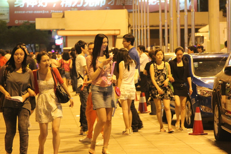 王力宏演唱会杭州黄龙体育场门外街拍(图)-我在