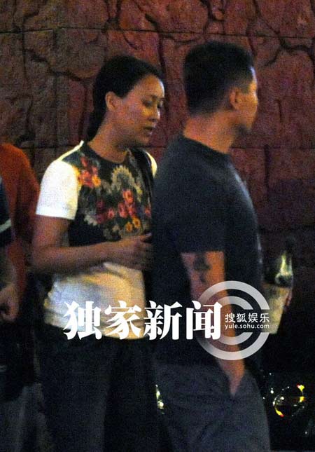 那英挽老公手臂恩爱出游 夜会友人后不酒驾-八