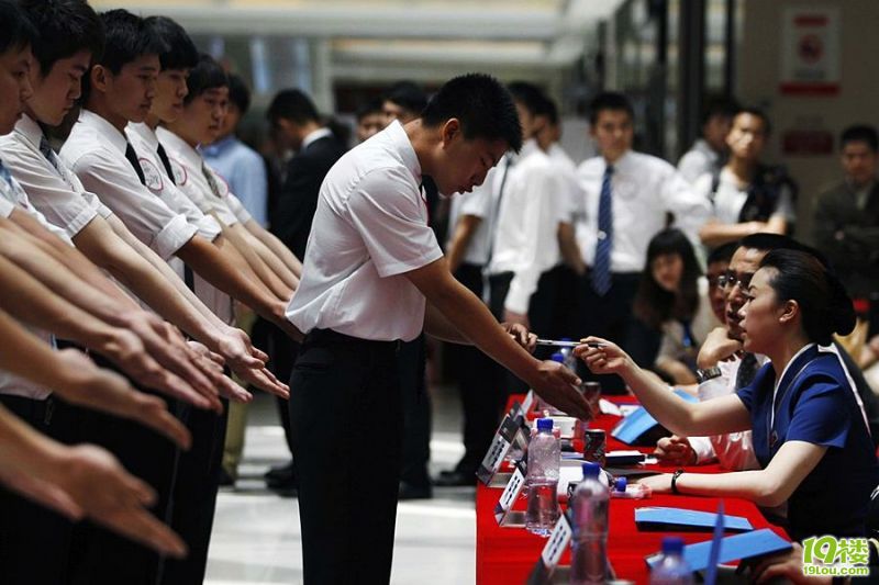 千人应聘空少:不比微笑比刚毅(图)-办公室八卦