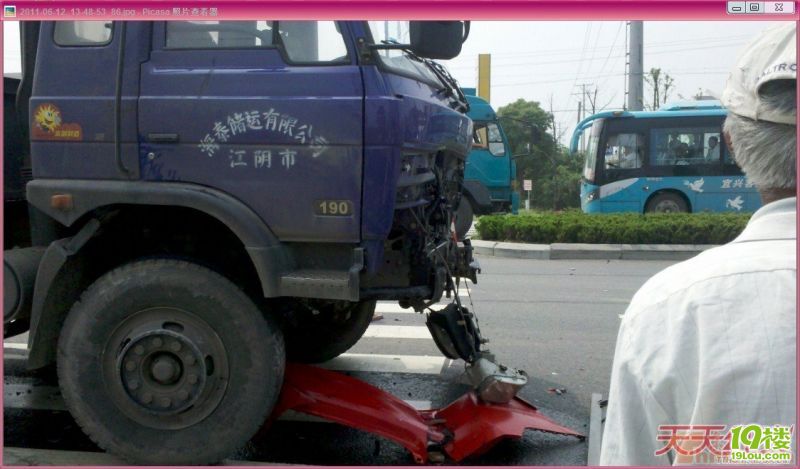 宜兴周铁:等红灯被货车追尾:轿车三厢变两厢!-