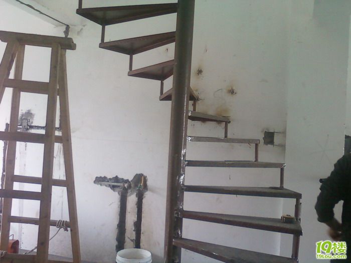 正在赶工的螺旋楼梯、钢阁楼(loft隔层)-装修大