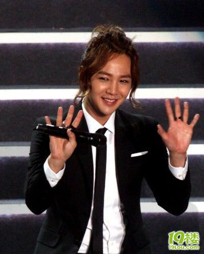 张根硕演唱会迎台风开唱 称台湾歌迷是老婆-八