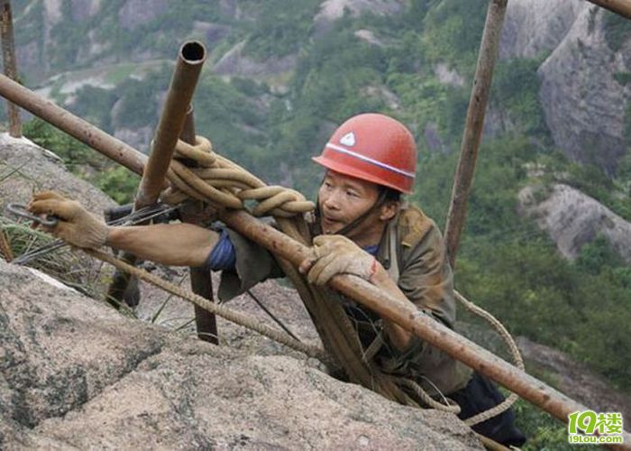 在懸崖絕壁上鋪路的中國(guó)民工（高清組圖）